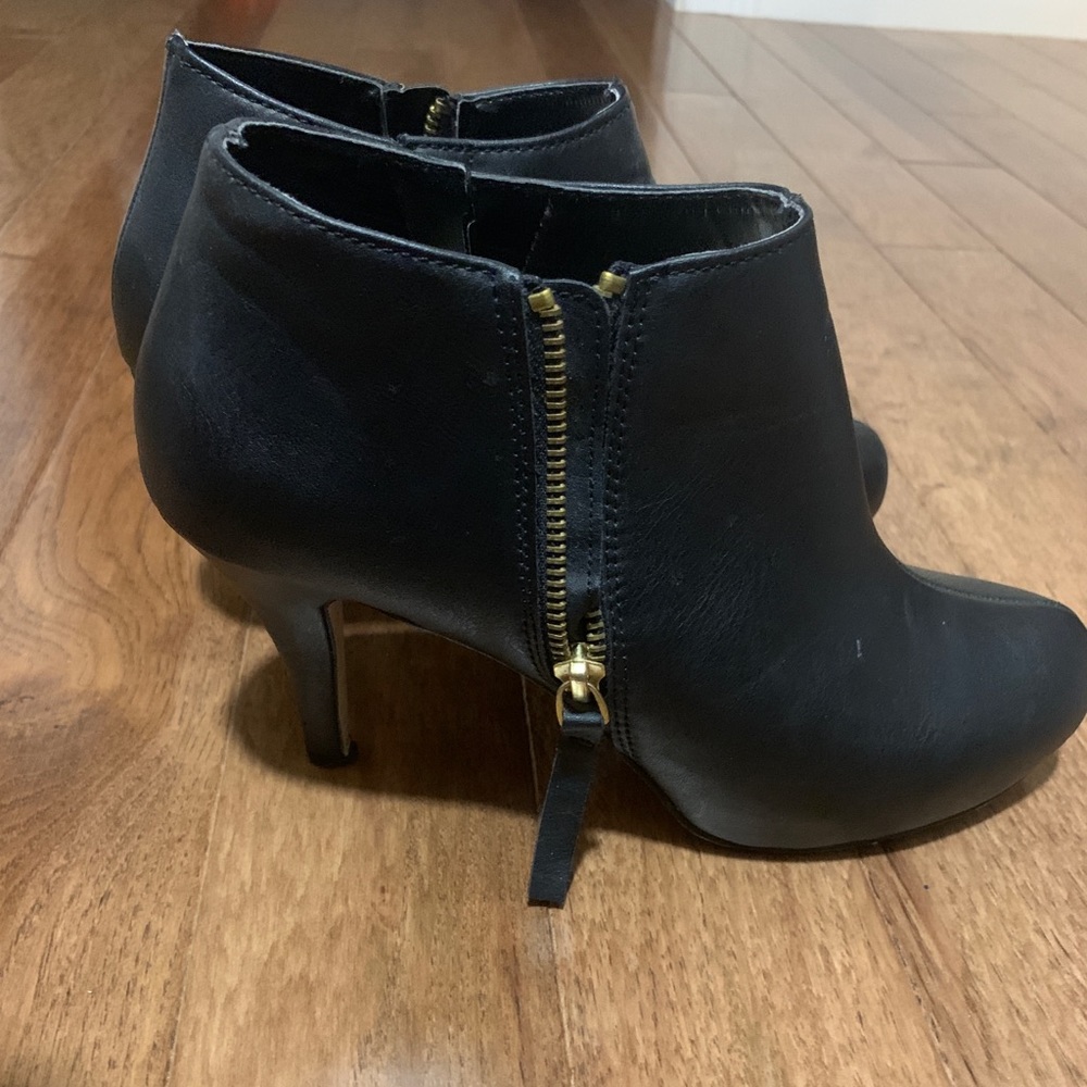 Steve Madden black booties size 8.5